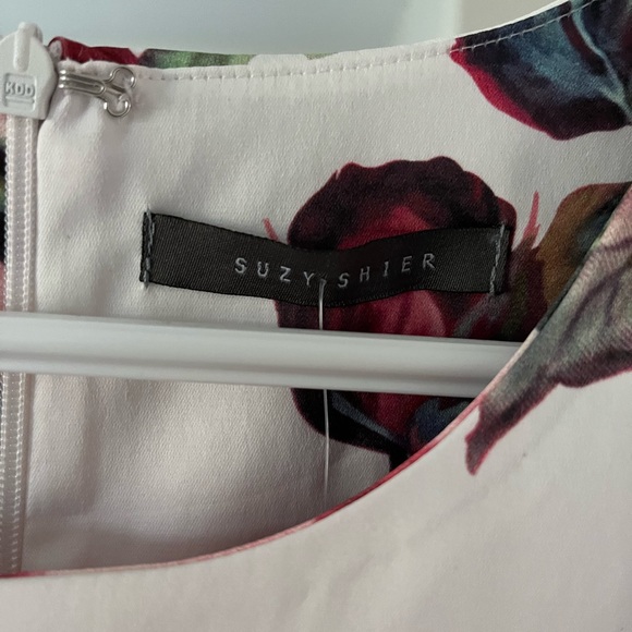 New with tags vintage print rose dress. - Picture 5 of 5